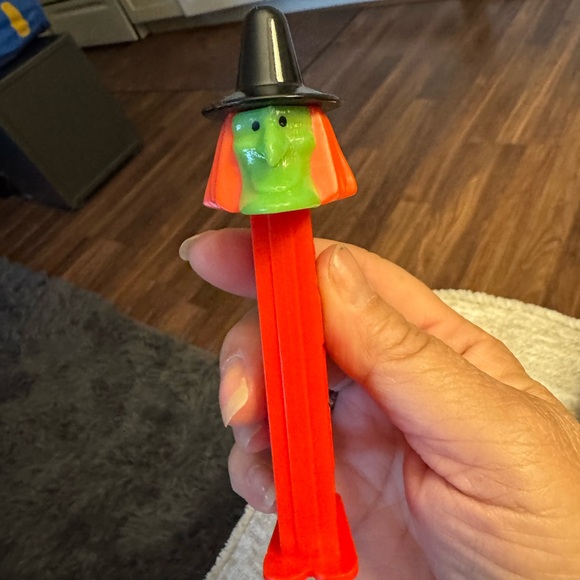Witch Pez  Dispenser - Picture 1 of 2